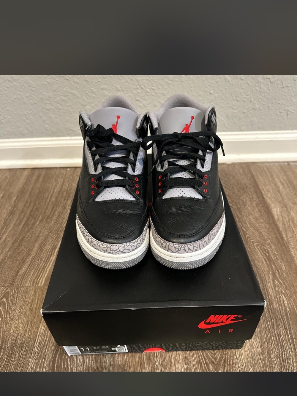 Jordan 3 black cement, size 10, very little used comes with tags and box - Picture 2 of 4